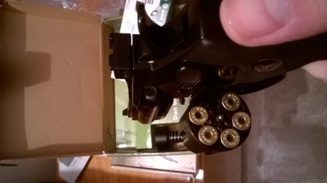Precioso revólver CO2 de airsoft Dan Wesson cañón de 2,5 ", con las balas simuladas y cargador rápido.

Una 00