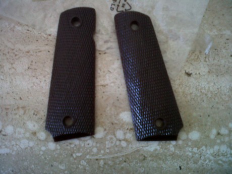 cachas de pistola 1911 plastico o baquelita no distingo.  20  eur
funda reolver 3 " funda rapida 00