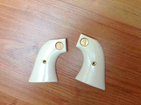 Pongo a la venta estas  magnificas cachas para revolver Colt SAA . Son muy bonitas... Son  originales 02