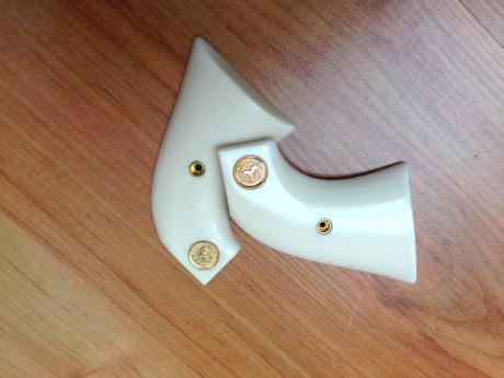 Pongo a la venta estas  magnificas cachas para revolver Colt SAA . Son muy bonitas... Son  originales 01