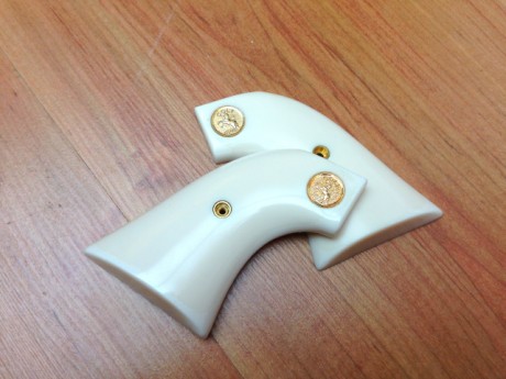 Pongo a la venta estas  magnificas cachas para revolver Colt SAA . Son muy bonitas... Son  originales 00