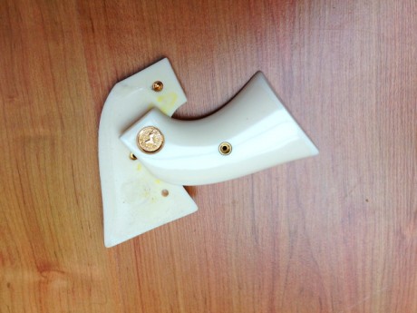 Pongo a la venta estas  magnificas cachas para revolver Colt SAA . Son muy bonitas... Son  originales 10