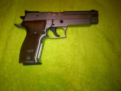 Vendo Pistola Sig Sauer modelo 226 x Five dos cargadores y dos cachas poco uso como nueva guiada en F 01