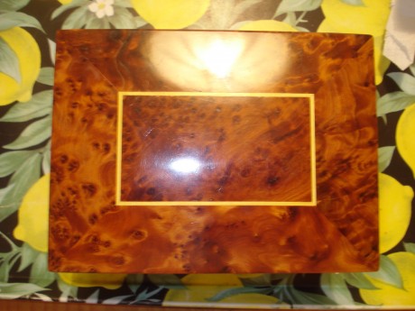 Vendida preciosa caja de madera de raíz ¿de nogal? para guardar 35 cartuchos del .45-70, conserva su llave 02