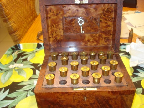 Vendida preciosa caja de madera de raíz ¿de nogal? para guardar 35 cartuchos del .45-70, conserva su llave 00
