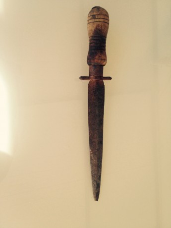 Hola, hace unos años herede esta especie de daga de mi tatarabuelo, ósea procede del s.xix, el la llevaba 02