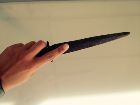 Hola, hace unos años herede esta especie de daga de mi tatarabuelo, ósea procede del s.xix, el la llevaba 01