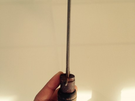 Hola, hace unos años herede esta especie de daga de mi tatarabuelo, ósea procede del s.xix, el la llevaba 00