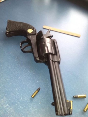 vendo este revolver  o lo cambio por algo relacionado con la avancarga  , tengo que sacar el libro de 01