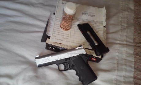 Vendo pistola v3 co2 de bombona de gas..calibre 4'5.es modelo 1911 con cargador de 16,perdigones,seguro 02