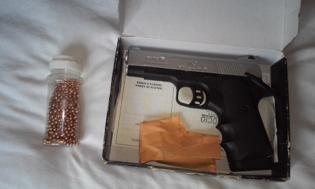 Vendo pistola v3 co2 de bombona de gas..calibre 4'5.es modelo 1911 con cargador de 16,perdigones,seguro 01