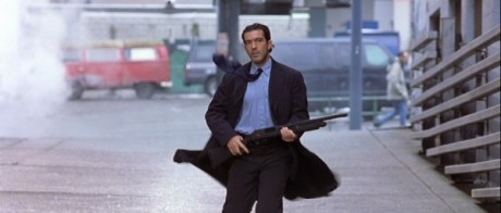Compañeros,

En vista de las ganas de algunos (Elcafe, Wilcow, Vrakk, etc) por adivinar armas de películas 40