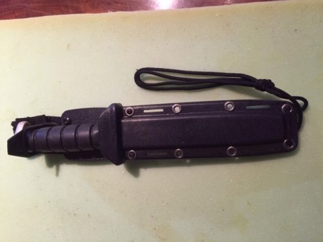 Vendo cuchillo Kabar con empuñadura sintética, esta nuevo sin usar, 40€ envío incluido. 01