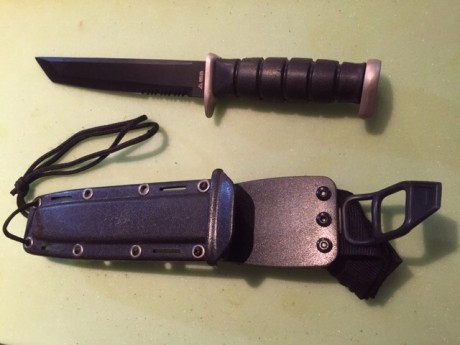Vendo cuchillo Kabar con empuñadura sintética, esta nuevo sin usar, 40€ envío incluido. 00