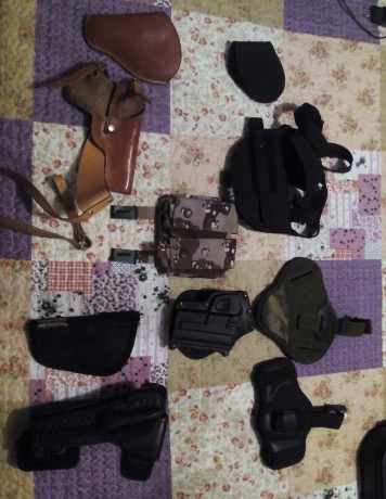 Vendo varias fundas de arma corta, según aparecen en la foto (de izquierda a derecha y de arriba para 00