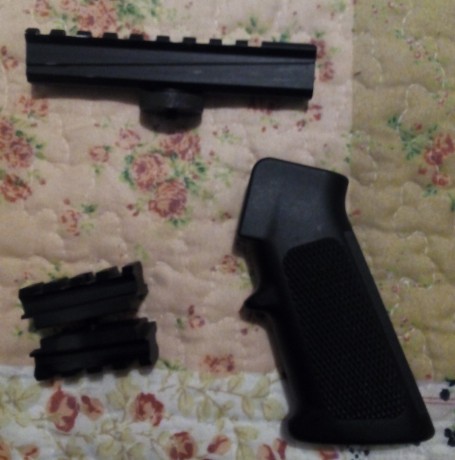 Vendo:
- Rail para asa de as15: 15€
- Rail para montar en el punto de mira del ar15: 15€

Si alguien se 00