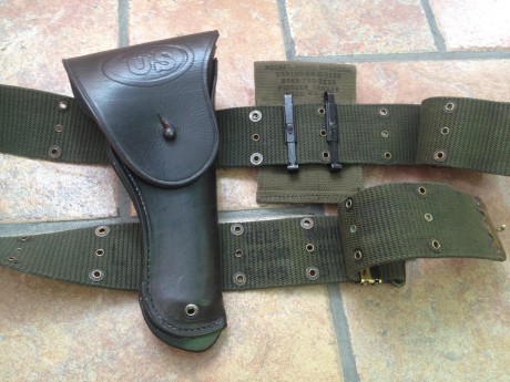 Vendo Conjunto ORIGINAL de ceñidor, porta-cargador y funda para Colt 1911 del ejercito USA. 
La funda 01