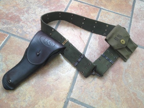Vendo Conjunto ORIGINAL de ceñidor, porta-cargador y funda para Colt 1911 del ejercito USA. 
La funda 00