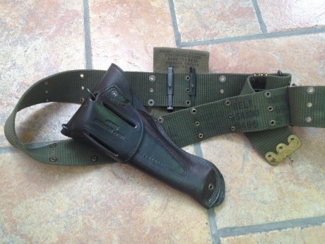Vendo Conjunto ORIGINAL de ceñidor, porta-cargador y funda para Colt 1911 del ejercito USA. 
La funda 10