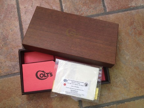 Vendo caja / estuche ORIGINAL Colt en la que se entregaban los Colt Python de 6 pulgadas entre el año 02
