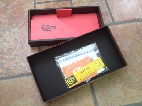 Vendo caja / estuche ORIGINAL Colt en la que se entregaban los Colt Python de 6 pulgadas entre el año 01