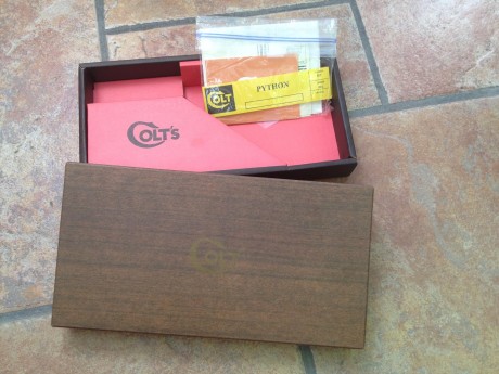 Vendo caja / estuche ORIGINAL Colt en la que se entregaban los Colt Python de 6 pulgadas entre el año 00