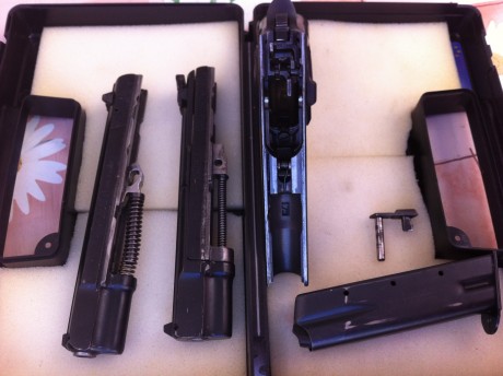 Vendo Pistola CZ 75 calibre 9mm PB  junto con el carro del 22LR, está guiada en F y tiene poco uso. El 02
