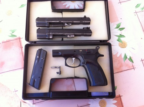 Vendo Pistola CZ 75 calibre 9mm PB  junto con el carro del 22LR, está guiada en F y tiene poco uso. El 00