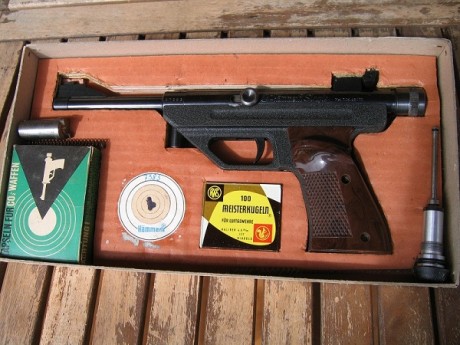 Buenas tardes.
Vendo pistola Hammerli mod. Single cañón corto, con la caja original.
Está en perfecto 01