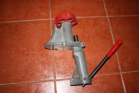 vendo una prensa marca Lyman, esta en buenas condiciones, es antigua pero fucniona perfectamente, no tiene 00