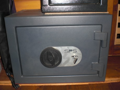 Vendo armero SPS grado 3 para armas cortas. Absolutamente nuevo. Precio 390 euros. Se encuentra en Valencia. 02