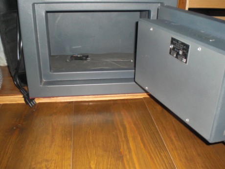 Vendo armero SPS grado 3 para armas cortas. Absolutamente nuevo. Precio 390 euros. Se encuentra en Valencia. 01