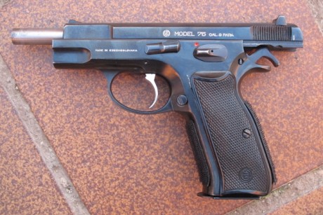 Se vende CZ 75, cal. 9 Pb, con 2 cargaddores y maletín rígido .

Arma precisa, en muy buen estado, acabado 00
