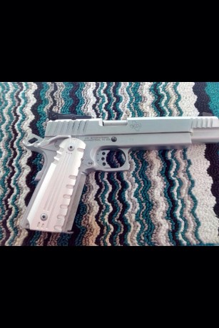 Es un arma con cargador monohilera, con cañón pesado de 6" y alza Aristocrat.                Entrego 02