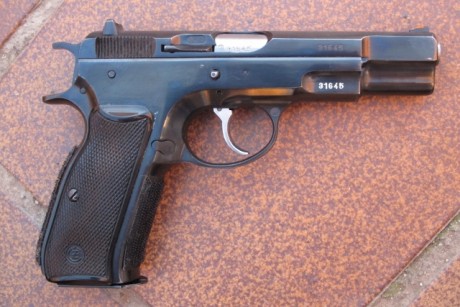Se vende CZ 75, cal. 9 Pb, con 2 cargaddores y maletín rígido .

Arma precisa, en muy buen estado, acabado 10