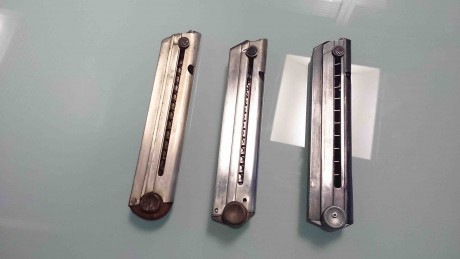 Hola a todos.

Vendo estos tres cargadores para la P08 Luger.  Dos en buen estado.  Uno algo más usado.

El 00