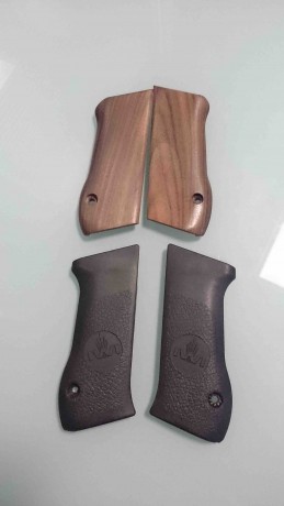 Vendo dos juegos de cachas aptos para la pistola IMI Jericho.  Las de polímero negro son las originales 00