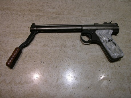 Otra pistola de aire comprimido de mi colección. La Benjamin 132, 1 ª Variante, Calibre .22; realizada 01