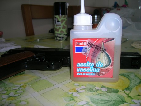 Hola.
  Yo aceito mis armas de aire con este aceite de vaselina que me resulta bastante económico.
Daña 01
