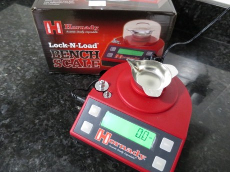 Por no usarla  vendo esta balanza de precisión Hornady, prácticamente a estrenar. 
Extraordinariamente 00
