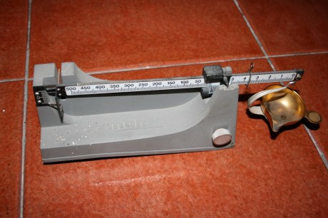 Vendo una bascula Lyman es viejecilla pero funciona perfectamente, precio 40€ mas gastos de envio. 01