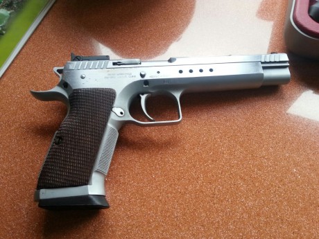 Hola a todos un amigo vende una Tanfoglio P19 Gold Match en calibre 9 mm.pb.,la tiene impecable habrá 10