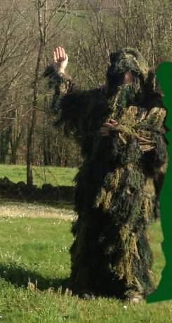 Pongo a la venta este excelente traje de camuflaje tipo "Ghillie"( con flecos), que proporciona 00