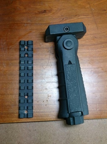 Vendo grip delantero para escopeta táctica o similar 
Atiendo ofertas, no se han usado nunca, estaban 00