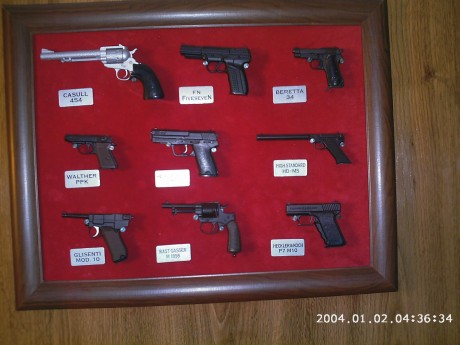 se venden miniaturas de pistolas, con mucho detalle, incluso funciona el percutor y martillo, con cinco 00