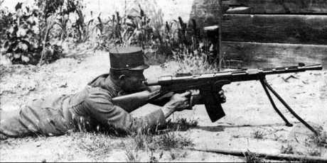 Hola.

Voy rápido pues acabo de trabajar en el turno de noche y me voy a dormir.

El mediocre fusil ametrallador 41