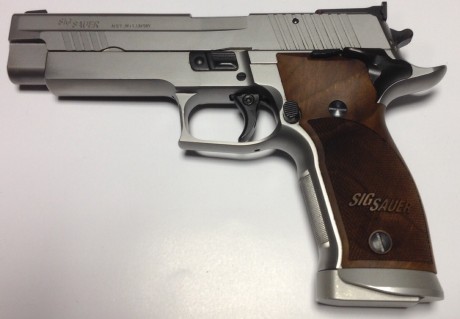 Buenas. Un compañero me ha pedido que le ponga a la venta esta fantástica pistola.
Es una SIG SAUER X-FIVE, 01