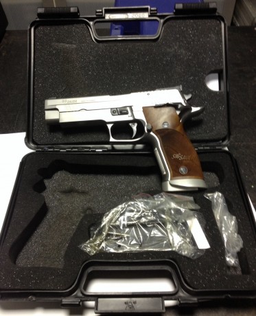 Buenas. Un compañero me ha pedido que le ponga a la venta esta fantástica pistola.
Es una SIG SAUER X-FIVE, 00