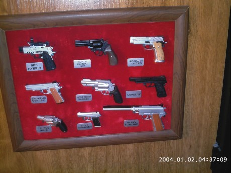 se venden miniaturas de pistolas, con mucho detalle, incluso funciona el percutor y martillo, con cinco 20