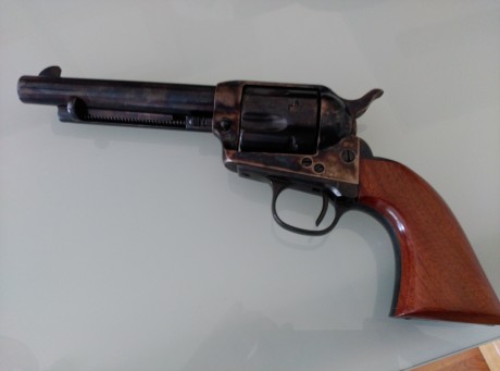 Por no usar y por no ser lo mío las armas cortas, vendo mi  Uberti Cattleman en 45 long colt, con cañón 02